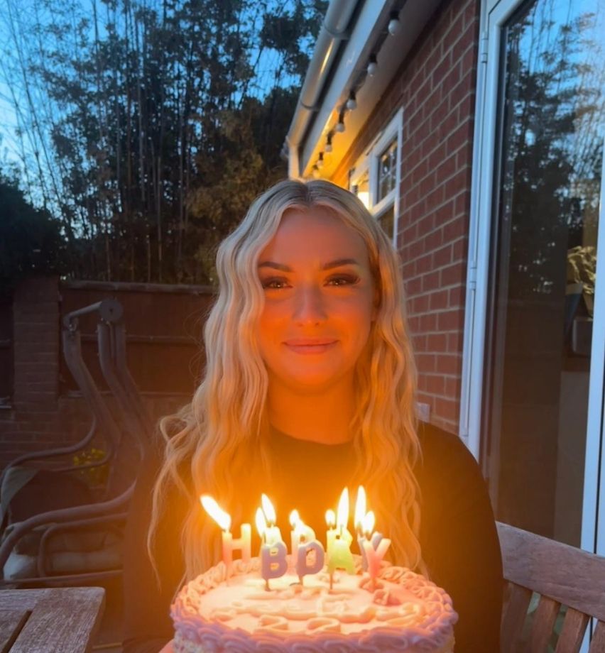 Green White Illustration Merry Christmas Instagram Post (940 x 800 px) (2)